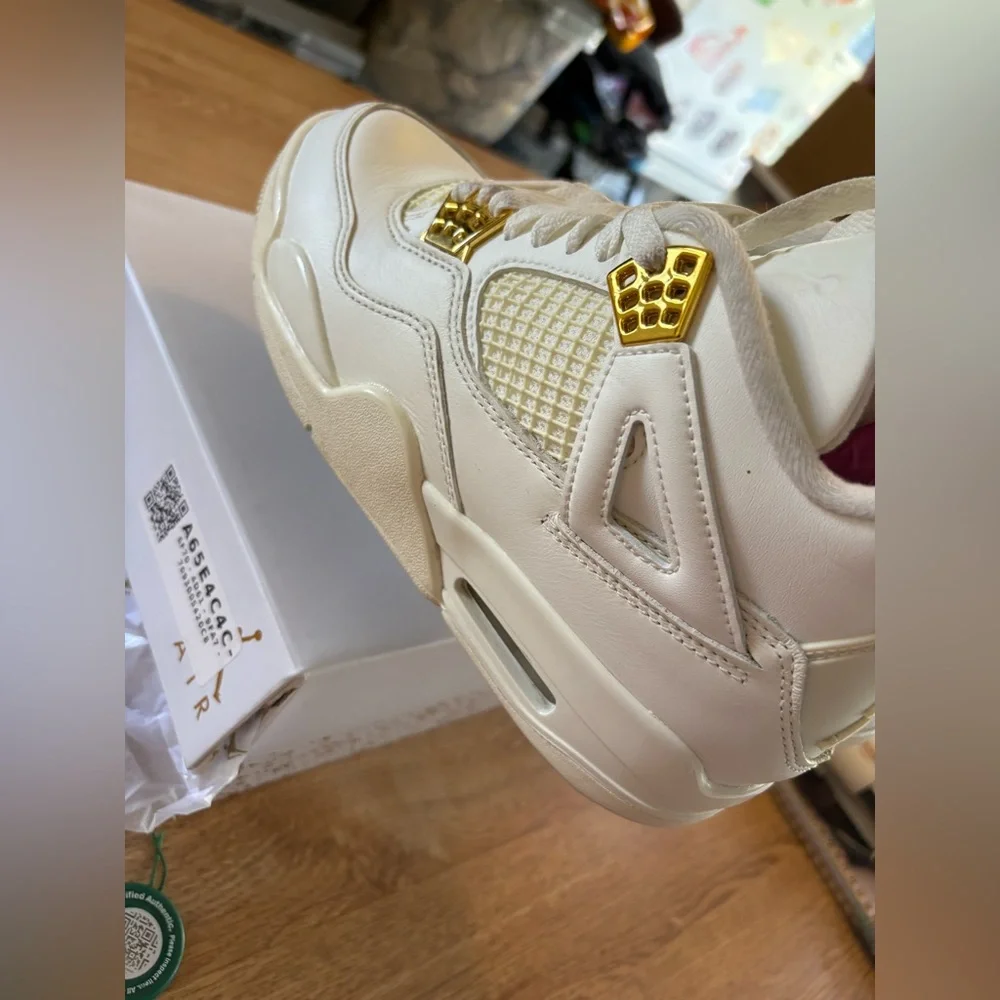 Women’s Air Jordan 4 retro